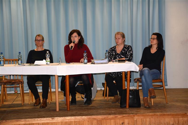 Veřejné projednání vlivu stavby obchvatu Vlčovic na životní prostředí přineslo rozčarování. Místní lidé se odpovědí na své otázky nedočkali. FOTO: DANA HOĎÁKOVÁ