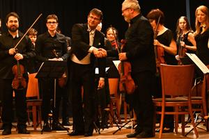 Olomoucký Komorní orchestr Iši Krejčího s dirigentem Tomášem Kláskem hostoval v Kopřivnici na pozvání zdejšího komorního orchestru. FOTO: DAVID MACHÁČEK