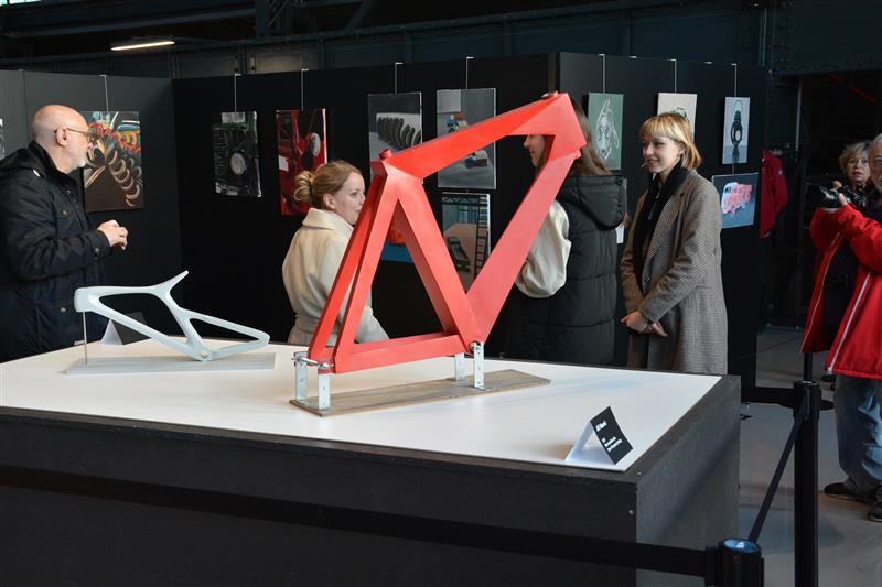 Studenti Střední uměleckoprůmyslové školy sklářské z Valašského Meziříčí vystavují na půdě Muzea nákladních automobilů Tatra. FOTO: DAVID MACHÁČEK