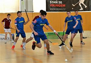 Pořadatelský tým VOSKOPu (tmavší dresy) v tomto utkání porazil Gymnázium Frenštát 5:4, ale v dalším zápase s Příborem padl a do kraje neprošel. FOTO: MAREK HAVRAN