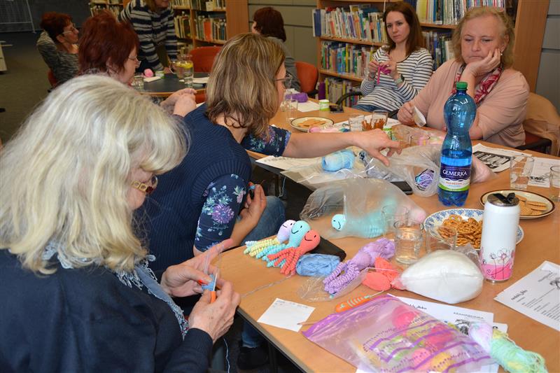 Městská knihovna se zapojila do charitativního projektu, jehož cílem je uháčkovat co nejvíce chobotniček pro novorozenecké oddělení novojičínské nemocnice. FOTO: DANA HOĎÁKOVÁ