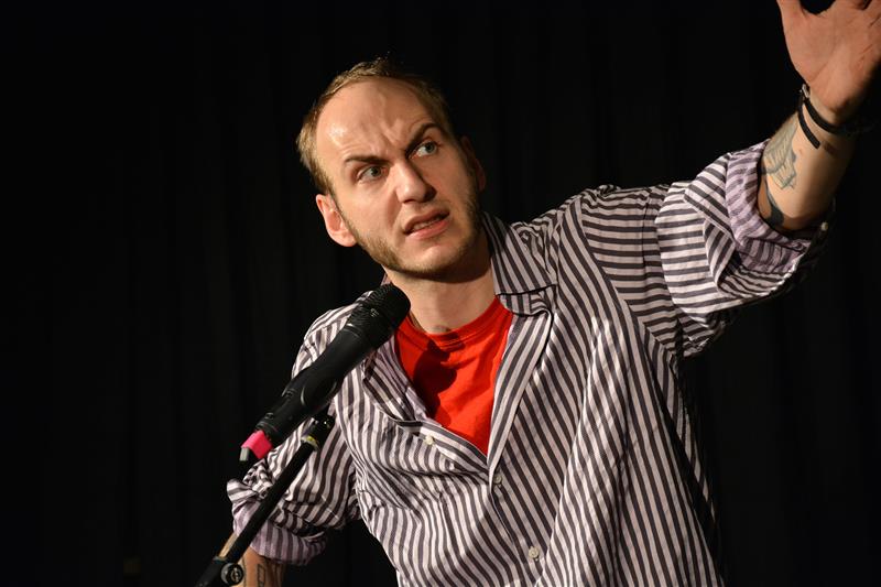 Průvodcem kopřivnickou Slam Poetry Exhibicí byl Anatol Svahilec, který dokázal, že oproti obecnému mínění i poezie může být zábavná. FOTO: DAVID MACHÁČEK