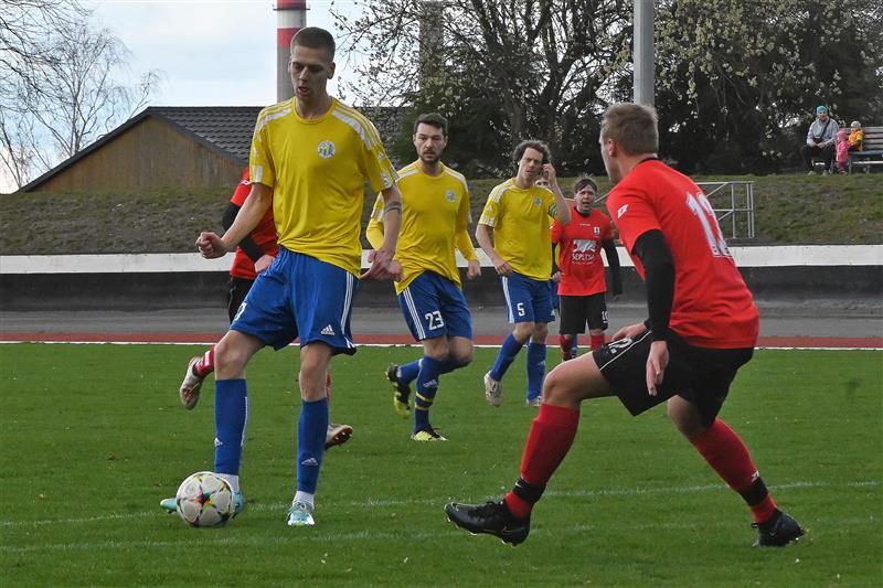 Fotbalisté Kopřivnice načali jaro v 1.B třídě domácí výhrou 4:1 nad Ostravicí. Hattrickem výrazně přispěl útočník Tomáš Socha (s míčem). FOTO: MAREK HAVRAN