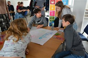 Žáci ZŠ Alšovy ve skupinkách diskutovali, co se jim líbí nebo naopak co by se mělo zlepšit, a to nejen na půdě školy, ale i města Kopřivnice. FOTO: DANA HOĎÁKOVÁ