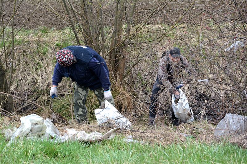 V rámci akce Ukliďme Česko dobrovolníci z Vlčovic v sobotu 1. 4. uklízeli mimo jiné i kolem komunikace I/58 (na snímku), kde nejčastěji sbírali plastové sáčky i tašky. FOTO: DANA HOĎÁKOVÁ