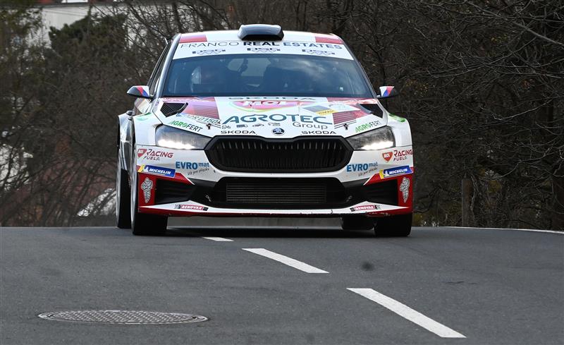 Jan Kopecký se Škodou Fabia RS Rally při průjezdu obcí Mniší v rámci RZ 7 Hukvaldy, kterou vyhrál o dvě vteřiny před Filipem Marešem. Celkově bral Kopecký bronz.  FOTO: MAREK HAVRAN