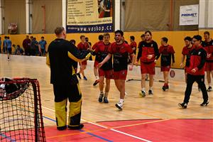 Hráči florbalového družstva Vikings Kopřivnice slaví vítězství ve finálovém zápase Národní ligy nad Opavou. FOTO: DAVID MACHÁČEK