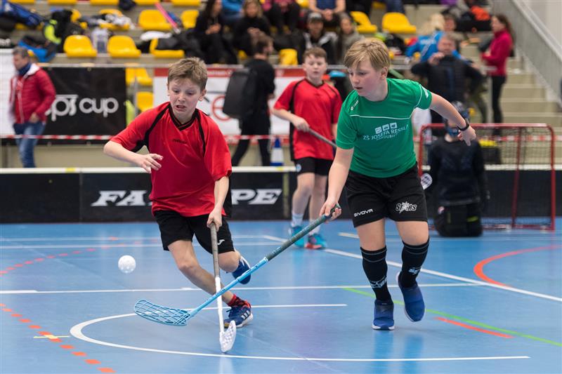 Hráč týmu ZŠ Lubina Tomáš Pantůček (vlevo) v souboji s jedním ze soupeřů na celonárodním finále turnaje základní škol v Praze. FOTO: ČEPS CUP
