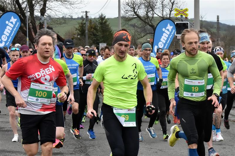 Jubilejní 30. ročník Lašské běžecké ligy, která má letos celkem 16 závodů, odstartoval o aprílové sobotě Mořkovský zajíc, na jehož start se postavilo 125 běžkyň a běžců. FOTO: JIŘÍ HARAŠTA