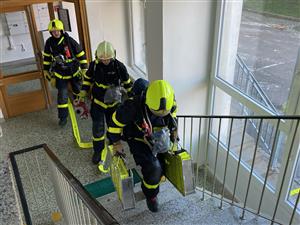 Noví členové místní jednotky sboru dobrovolných hasičů se na radnici zúčastnili námětového cvičení – požár výškové budovy. FOTO: JSDH KOPŘIVNICE
