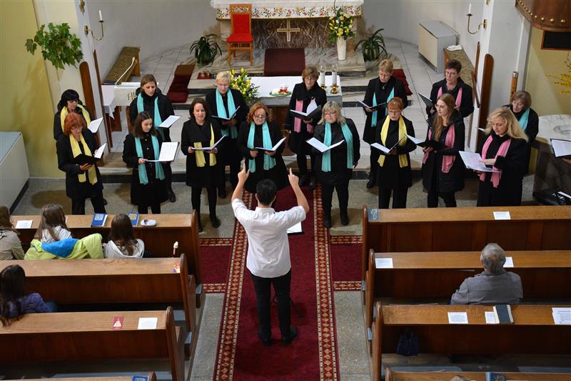 Koncertem v závišickém kostele sv. Cyrila a Metoděje zahájil ženský sbor Cantus Venuste sérii jarních koncertů, která vyvrcholí příští sobotu v kostele sv. Bartoloměje v Kopřivnici. FOTO: DAVID MACHÁČEK