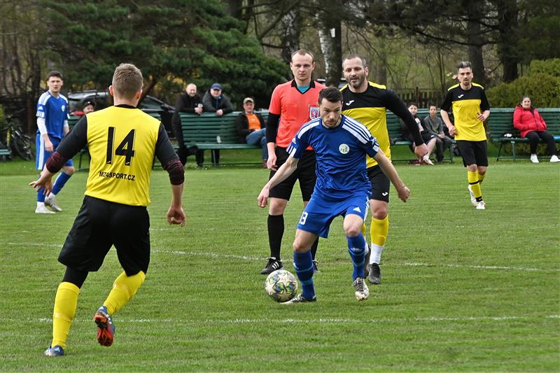Ve Vlčovicích se v derby prosadili hostující fotbalisté (tmavší dresy), kteří potvrdili dobrou fazonu a všechny čtyři zápasy jara jasně vyhráli. FOTO: MAREK HAVRAN