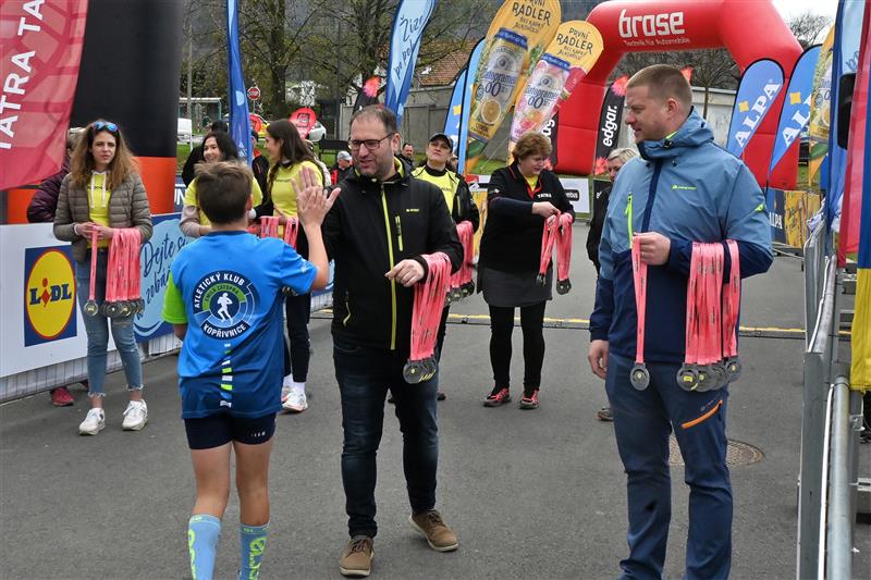 V cíli všech běhů kopřivnického závodu ze série RunTour 2023 čekaly na každého účastníka krásné pamětní medaile se siluetou legendární Tatry 603. FOTO: MAREK HAVRAN