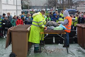 Oslavy Dne Země započala fyzická analýza odpadů ze sídliště Pod Morávií, kterou zajistila firma EKO-KOM. FOTO: DANA HOĎÁKOVÁ