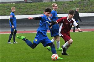 Fotbalisté domácí Střední školy a Vyšší odborné školy Kopřivnice (tmavší dresy) tomto utkání okresního kola remízovali s Frenštátem 1:1. FOTO: MAREK HAVRAN