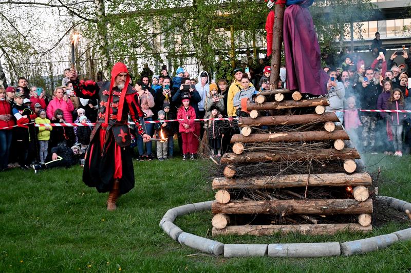 V neděli si Kopřivnice užila oslavu Filipojakubské noci. Program v parku navštívili během odpoledne a večera stovky lidí. Vyvrcholil krátce po osmé, kdy mistr popravčí obřadně zapálil symbolickou vatru s čarodějnicí. FOTO: DAVID MACHÁČEK