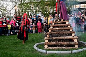 V neděli si Kopřivnice užila oslavu Filipojakubské noci. Program v parku navštívili během odpoledne a večera stovky lidí. Vyvrcholil krátce po osmé, kdy mistr popravčí obřadně zapálil symbolickou vatru s čarodějnicí. FOTO: DAVID MACHÁČEK