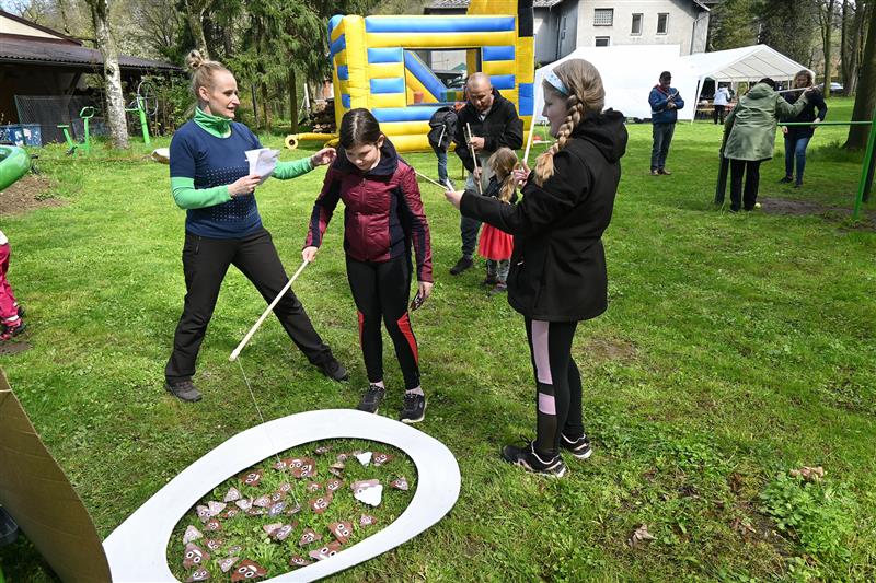 Minulou sobotu proběhlo na zahradě Vlčovjanu zábavné odpoledne, které symbolicky ukončilo výstavbu kanalizace ve Vlčovicích a Mniší. FOTO: DAVID MACHÁČEK