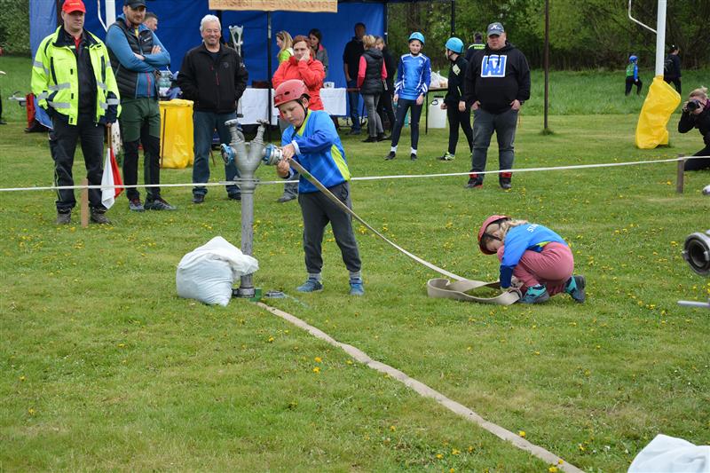 Na závodech v Lubině bylo znát, že jde o jeden z prvních závodů po zimní pauze. Mladí hasiči dělali hodně chyb a také jim chyběla sehranost. FOTO: DANA HOĎÁKOVÁ