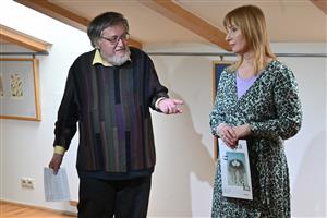 Jak Lašské, tak Muzeum Fojtství v minulém týdnu zahájilo nové, krátkodobé výstavy. V Lašském muzeu jsou k vidění grafiky pražského výtvarníka Pavla Sivka (na snímku), na Fojtství pak fotografie Petra Helbicha. Bližší informace k oběma aktuálně běžícím výs