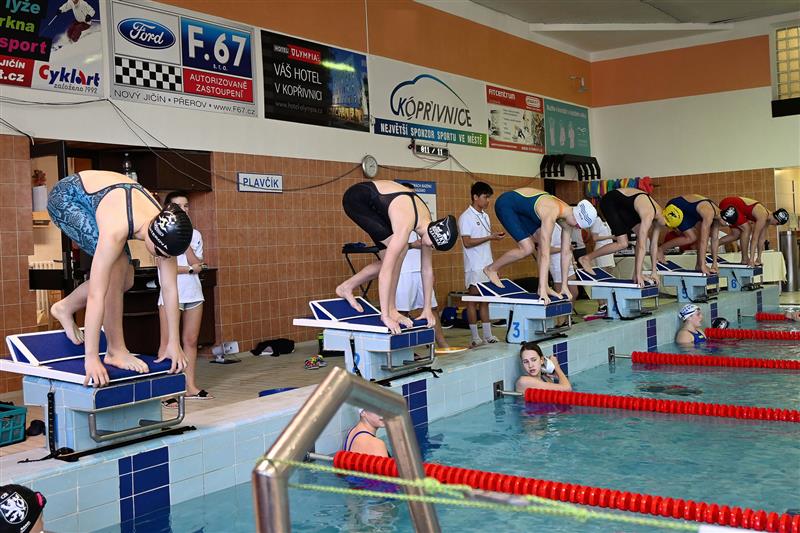 Na Drop cupu v Kopřivnici se velmi dařilo domácím plavcům. Kategorii žaček ročníku 2010 vyhrála Michaela Richterová (první zleva). FOTO: MAREK HAVRAN