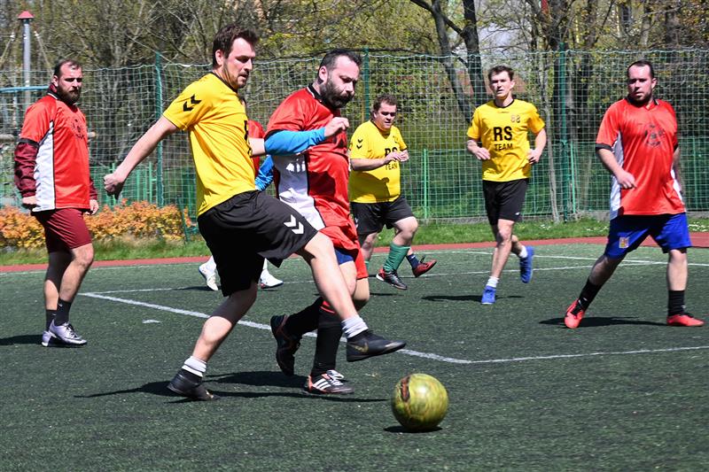 Hráči RS Teamu (světlejší dresy) potvrdili roli favorita a v jednom z utkání prvního kola nové sezony porazili JURA Krejčí team 5:2. FOTO: MAREK HAVRAN