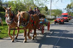 V pátek 5. května slavil Sbor dobrovolných hasičů Lubina II. své stoleté výročí. Po mši svaté za zemřelé hasiče se vydal obcí průvod, v němž nechyběla ani ruční stříkačka z roku 1924 tažená koňmi. FOTO: DANA HOĎÁKOVÁ