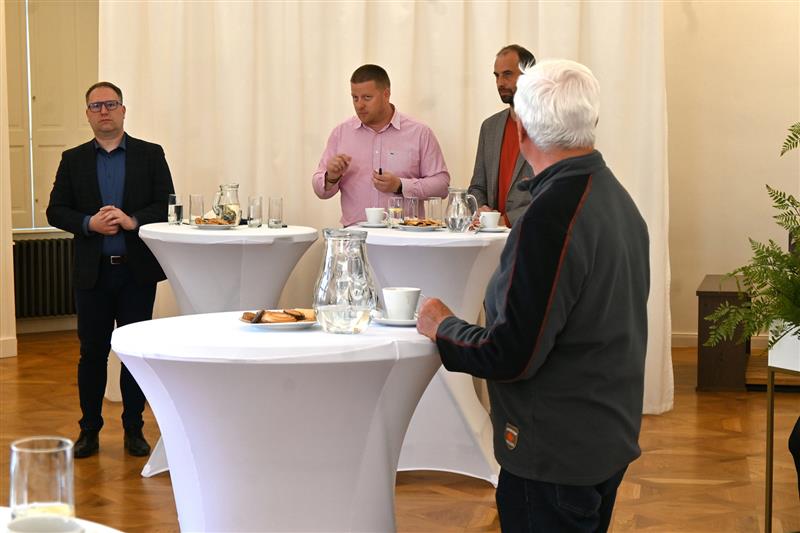 Na Pozvání na kafe se probírala různorodá témata. Starosta s místostarosty odpovídali na dotazy téměř dvě hodiny. FOTO: DAVID MACHÁČEK