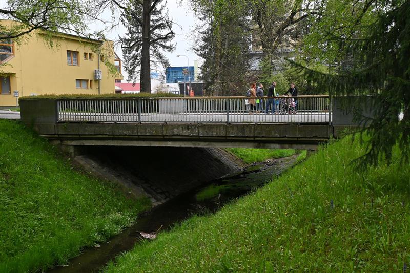 Most přes Kopřivničku na ulici Kpt. Jaroše čeká kompletní rekonstrukce, během které bude důležitá dopravní stavba uzavřena pro automobily.  FOTO: DAVID MACHÁČEK