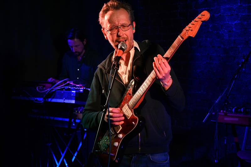 Zpěvák belgické kapely Star Club West Nico Jacobs při vystoupení v kopřivnické Galerii Galaxie. FOTO: DAVID MACHÁČEK