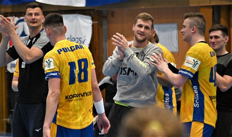 Na konci posledního zápasu sezony proti Hranicím se s gólmanem Markem Žingorem (uprostřed) dlouze loučili spoluhráči i fanoušci. FOTO: MAREK HAVRAN