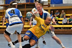 Házenkáři loučení se sezonou zvládli, doma porazili Hranice a vyhráli play-out skupinu. Na snímku střílí jeden ze svých 5 gólů Edwin Brito Benitez. FOTO: MAREK HAVRAN