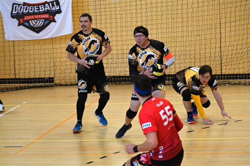 Do finále mužského MČR se v Kopřivnici probojoval domácí tým OCH Kopřivnice (dál od objektivu) a celek D-Storm Brno. Z titulu se nakonec radovali Brněnští. FOTO: MAREK HAVRAN