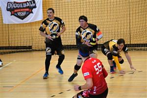 Do finále mužského MČR se v Kopřivnici probojoval domácí tým OCH Kopřivnice (dál od objektivu) a celek D-Storm Brno. Z titulu se nakonec radovali Brněnští. FOTO: MAREK HAVRAN