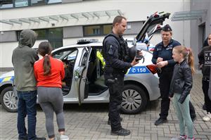 Na akci Šťastný pátek, která proběhla v pátek 12. května v rámci Týdne rodiny v Centru Pětka, byl největší zájem dětí o prezentaci výzbroje i výstroje státní i městské policie, kterou si zájemci mohli vyzkoušet. FOTO: DANA HOĎÁKOVÁ