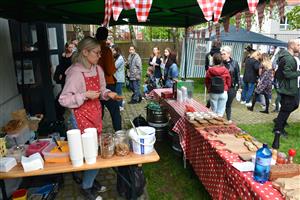 Krátce po druhé hodině dorazily na letošní jarní Restaurant Day stovky lidí. Připravené jídlo ve stáncích velmi rychle mizelo. FOTO: DAVID MACHÁČEK