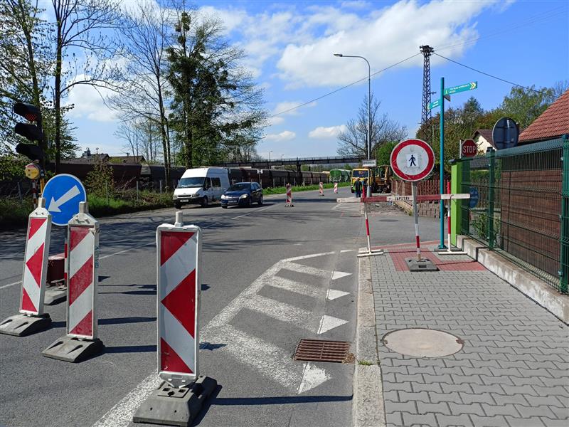 Rekonstrukce chodníku na ulici Štramberské si vyžádala regulaci dopravy semaforem. Stavební práce by měly skončit ve druhé polovině června. FOTO: DAVID MACHÁČEK