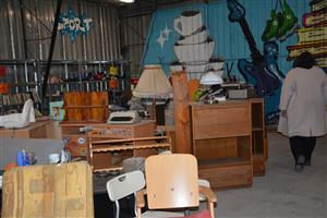 Podíl na snížení množství vyprodukovaného odpadu má i v září otevřené Re-use centrum na ulici Panské, kde odložené věci dostávají druhou šanci. FOTO: DANA HOĎÁKOVÁ