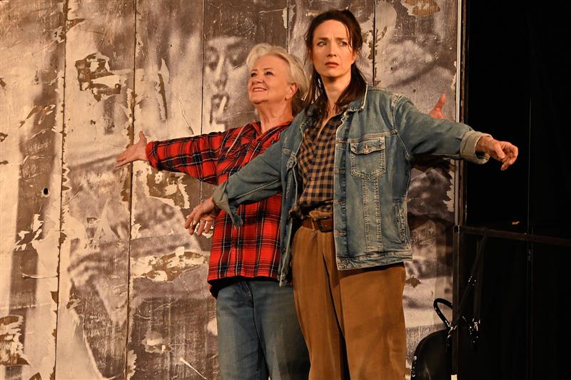 Herečky Carmen Mayerová a Tereza Kostková bavily i dojímaly ve středu 10. května kopřivnické publikum inscenací Na útěku.  FOTO: DAVID MACHÁČEK