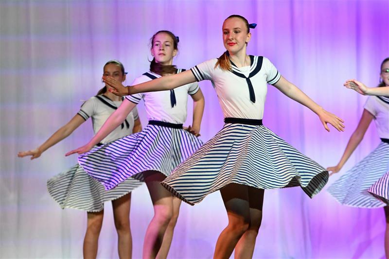 Jedním z 22 tanečních čísel tradičního Jarního koncertu ZUŠ Z. Buriana byla i choreografie Láska na lodi v podání absolventek prvního stupně. FOTO: DAVID MACHÁČEK