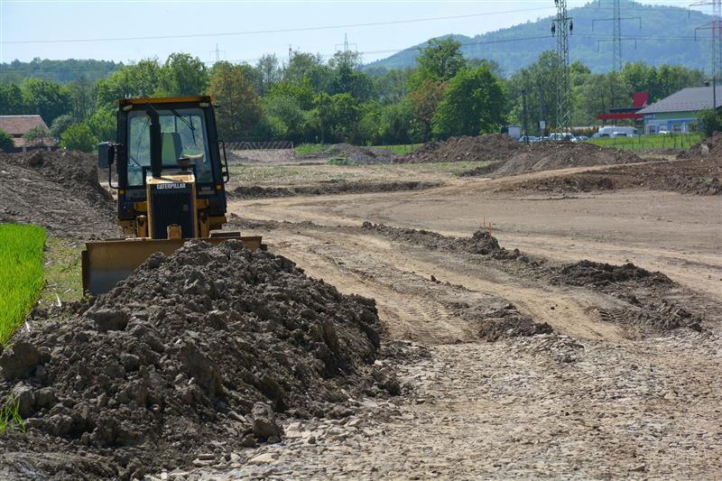 V lokalitě na Holotě v Lubině probíhá výstavba hrázky a odvodňovacího příkopu, které mají zabránit zaplavování zahrad a sklepů nedalekých domů. FOTO: DAVID MACHÁČEK