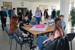 Žáci osmých a devátých tříd místních základních škol sestavovali na fóru žebříček problémů a příležitostí, kterými by se město mělo zabývat. FOTO: DANA HOĎÁKOVÁ