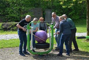 Senioři se v areálu Vanaivan bavili při outdoorových aktivitách, které pro ně připravili skauti. FOTO: DANA HOĎÁKOVÁ
