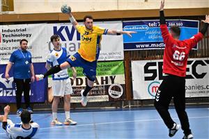 Pět hráčů Kopřivnice se v sezoně dostalo nad 100 branek, kromě Pavla Musálka (s míčem, 117 gólů) to byli Střelec (141). Polcar (122), Benitez (109) a Gřes (101). FOTO: MAREK HAVRAN