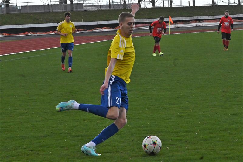 Útočník Tomáš Socha (s míčem) dal proti Palkovicím hattrick za dvacet minut, celkově má na kontě již 33 branek a je druhým nejlepším střelcem celé soutěže. FOTO: MAREK HAVRAN