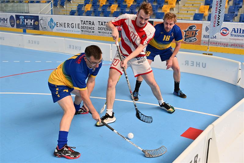 V tomto utkání Vikings Cupu 2023 florbalisté týmu Vikings B (pruhované dresy) porazili Legendy Vikings 5:2. FOTO: DAVID MACHÁČEK