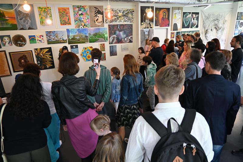 V rámci svého prvního zapojení do Muzejní noci otevřela galerie TOKIVO prodejní výstavu děl lokálních umělců. Zájem vystavovat byl obrovský. FOTO: DAVID MACHÁČEK