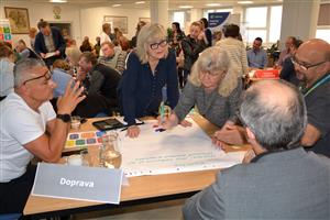 Účastníci diskuzního fóra Plánujme společně sestavovali u tematických stolů žebříček příležitostí a problémů, které by podle nich mělo vedení města řešit. FOTO: DANA HOĎÁKOVÁ