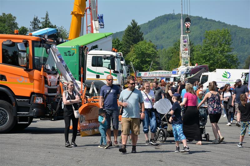 Kopřivnické dny techniky navštívilo o minulém víkendu  zhruba 25 tisíc lidí, což je podle pořadatelů na hranici kapacity areálu polygonu Tatry. Ten navštěvovali nejen místní nebo lidé ze širokého okolí, ale mnozí dorazili opravdu z daleka. Organizátoři do