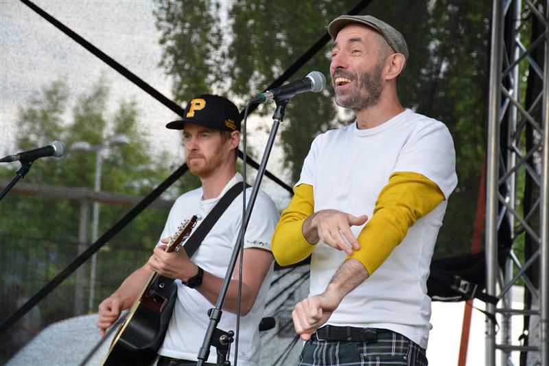 Oslavy Dne dětí v sadu E. Beneše vyvrcholily koncertem kapely Bombarďák s Jiřím Jelínkem a Michalem Daleckým. FOTO: DAVID MACHÁČEK